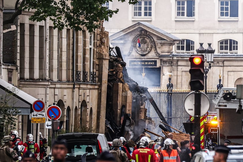 El balance por la explosión que esta tarde derribó parte de un edificio en el centro de París se sitúa ahora en 29 heridos, cuatro de ellos muy graves, y dos desaparecidos, según los últimos datos de la prefectura de policía.