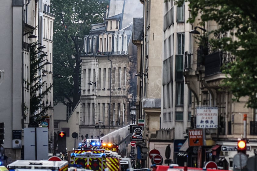 El balance por la explosión que esta tarde derribó parte de un edificio en el centro de París se sitúa ahora en 29 heridos, cuatro de ellos muy graves, y dos desaparecidos, según los últimos datos de la prefectura de policía.