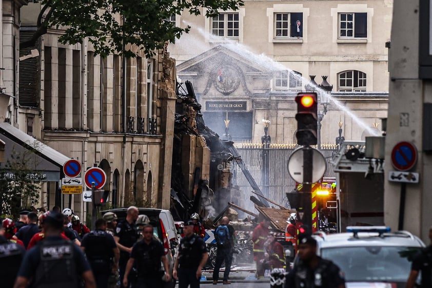 El balance por la explosión que esta tarde derribó parte de un edificio en el centro de París se sitúa ahora en 29 heridos, cuatro de ellos muy graves, y dos desaparecidos, según los últimos datos de la prefectura de policía.