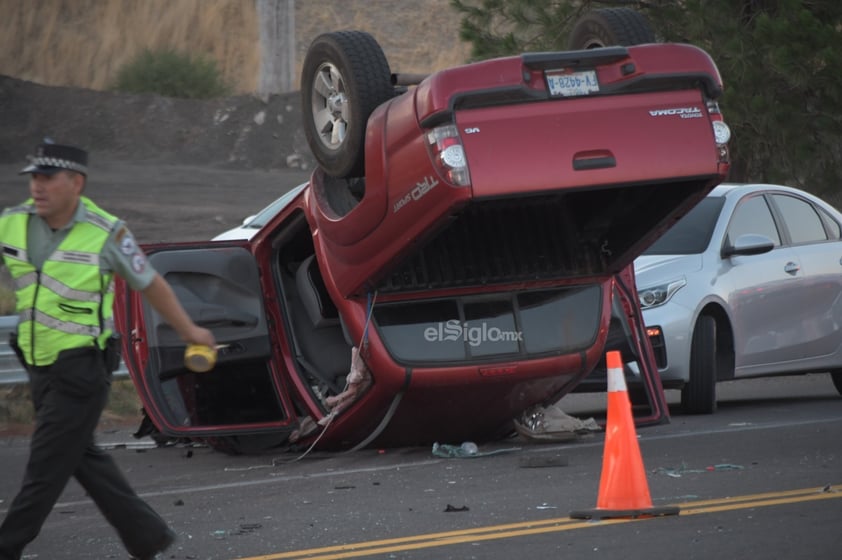 La tarde de este sábado se registró una fuerte colisión entre una ambulancia y una camioneta pick-up, cerca de la primer caseta de la supercarretera Durango-Mazatlán.