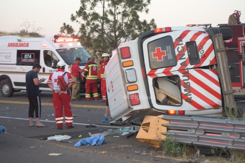 La tarde de este sábado se registró una fuerte colisión entre una ambulancia y una camioneta pick-up, cerca de la primer caseta de la supercarretera Durango-Mazatlán.