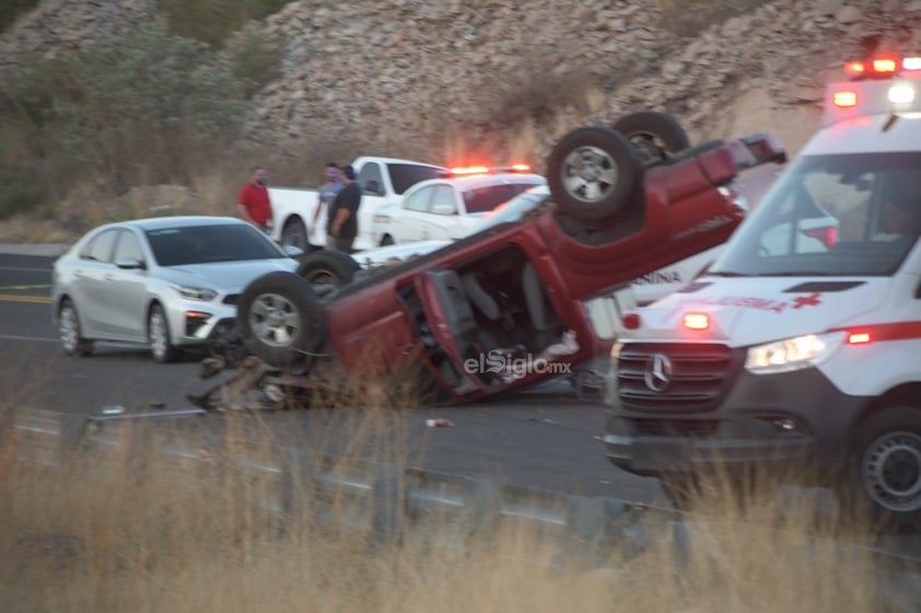 La tarde de este sábado se registró una fuerte colisión entre una ambulancia y una camioneta pick-up, cerca de la primer caseta de la supercarretera Durango-Mazatlán.