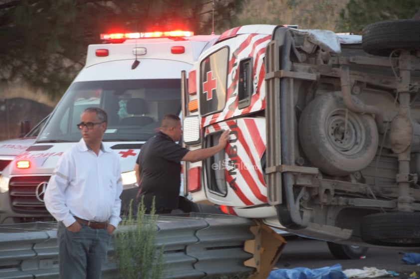 La tarde de este sábado se registró una fuerte colisión entre una ambulancia y una camioneta pick-up, cerca de la primer caseta de la supercarretera Durango-Mazatlán.