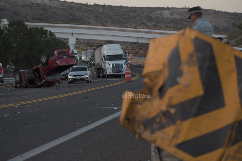 La tarde de este sábado se registró una fuerte colisión entre una ambulancia y una camioneta pick-up, cerca de la primer caseta de la supercarretera Durango-Mazatlán.