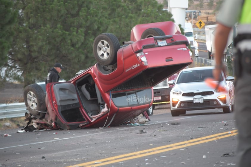 La tarde de este sábado se registró una fuerte colisión entre una ambulancia y una camioneta pick-up, cerca de la primer caseta de la supercarretera Durango-Mazatlán.