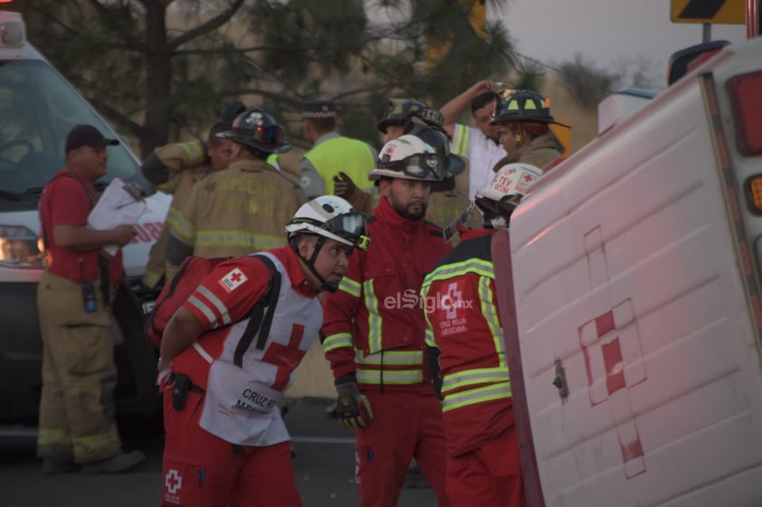 La tarde de este sábado se registró una fuerte colisión entre una ambulancia y una camioneta pick-up, cerca de la primer caseta de la supercarretera Durango-Mazatlán.