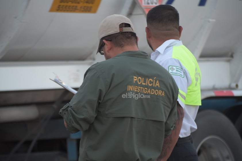 La tarde de este sábado se registró una fuerte colisión entre una ambulancia y una camioneta pick-up, cerca de la primer caseta de la supercarretera Durango-Mazatlán.