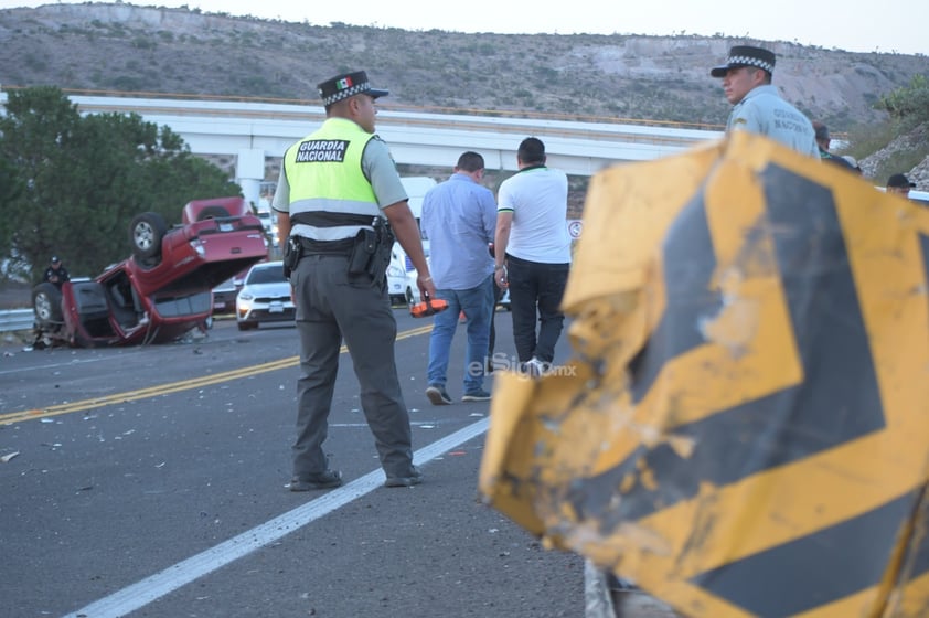 La tarde de este sábado se registró una fuerte colisión entre una ambulancia y una camioneta pick-up, cerca de la primer caseta de la supercarretera Durango-Mazatlán.