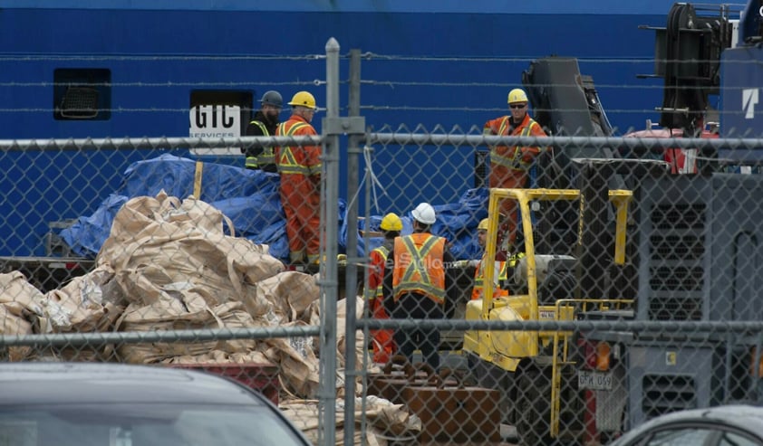 El barco canadiense Horizon Arctic depositó este miércoles en el puerto de San Juan de Terranova (Canadá) los restos del sumergible Titán, que implosionó el pasado 18 de junio cuando descendía hacia los restos del Titanic, con cinco ocupantes a bordo.