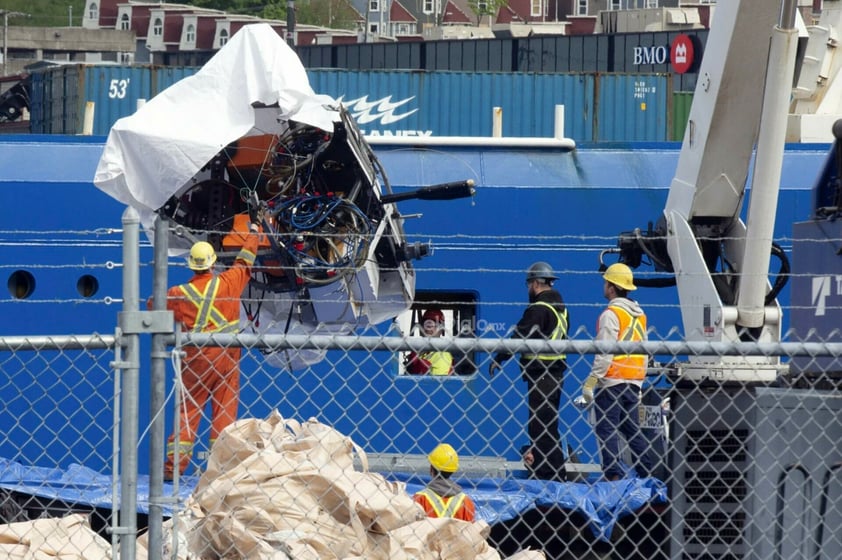 El barco canadiense Horizon Arctic depositó este miércoles en el puerto de San Juan de Terranova (Canadá) los restos del sumergible Titán, que implosionó el pasado 18 de junio cuando descendía hacia los restos del Titanic, con cinco ocupantes a bordo.