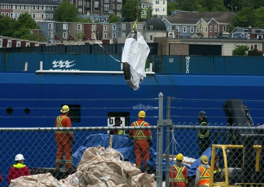 El barco canadiense Horizon Arctic depositó este miércoles en el puerto de San Juan de Terranova (Canadá) los restos del sumergible Titán, que implosionó el pasado 18 de junio cuando descendía hacia los restos del Titanic, con cinco ocupantes a bordo.