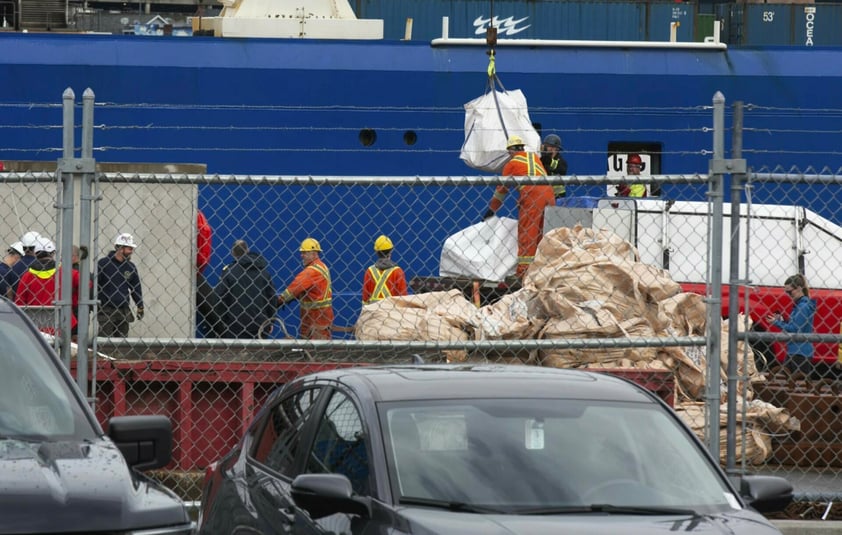 El barco canadiense Horizon Arctic depositó este miércoles en el puerto de San Juan de Terranova (Canadá) los restos del sumergible Titán, que implosionó el pasado 18 de junio cuando descendía hacia los restos del Titanic, con cinco ocupantes a bordo.