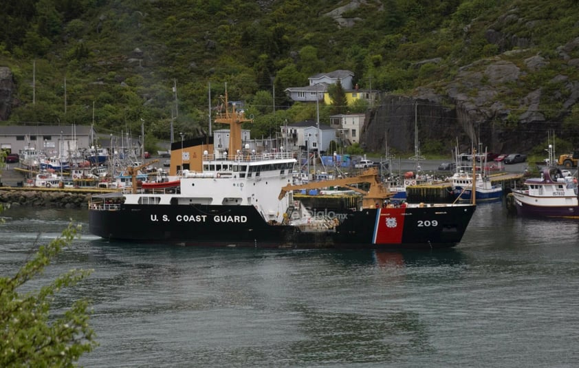 El barco canadiense Horizon Arctic depositó este miércoles en el puerto de San Juan de Terranova (Canadá) los restos del sumergible Titán, que implosionó el pasado 18 de junio cuando descendía hacia los restos del Titanic, con cinco ocupantes a bordo.