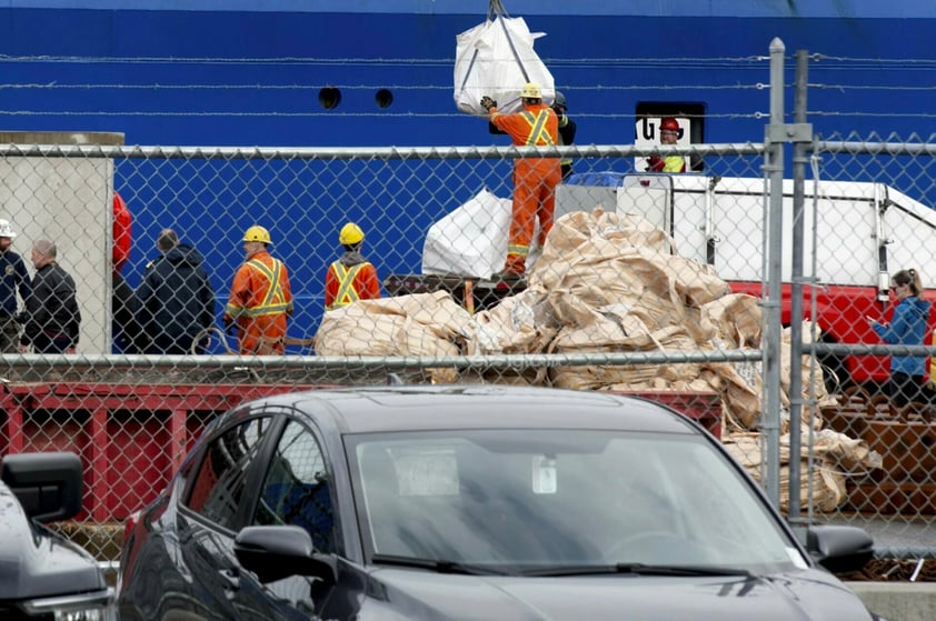 El barco canadiense Horizon Arctic depositó este miércoles en el puerto de San Juan de Terranova (Canadá) los restos del sumergible Titán, que implosionó el pasado 18 de junio cuando descendía hacia los restos del Titanic, con cinco ocupantes a bordo.