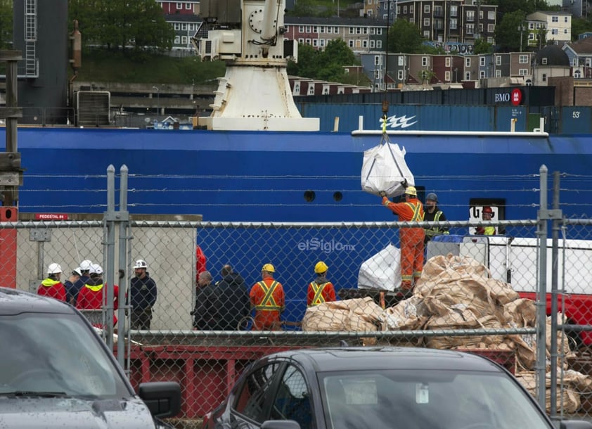 El barco canadiense Horizon Arctic depositó este miércoles en el puerto de San Juan de Terranova (Canadá) los restos del sumergible Titán, que implosionó el pasado 18 de junio cuando descendía hacia los restos del Titanic, con cinco ocupantes a bordo.