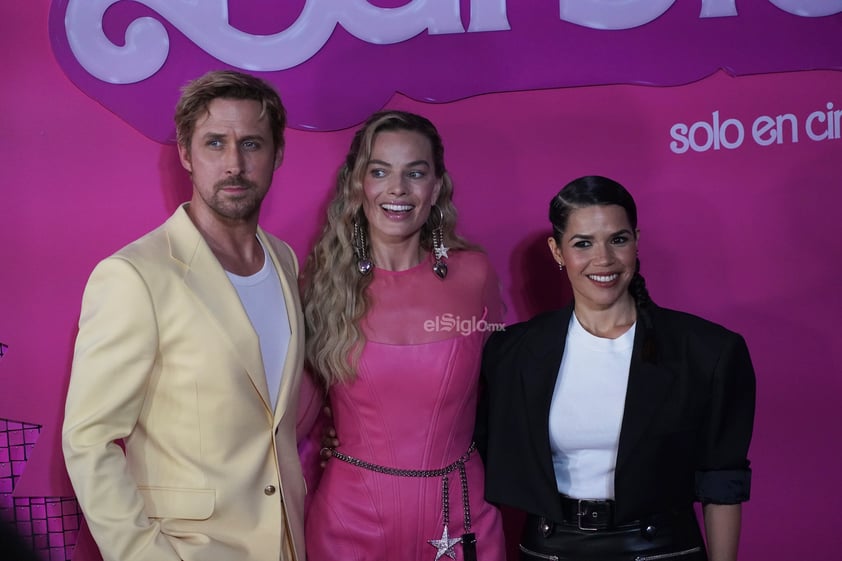 Con casi una hora de retraso, Margot Robbie, Ryan Gosling y America Ferrera llegaron a la alfombra rosa del estreno de 'Barbie', cinta que protagonizan y que llegará a las salas de cine el próximo 20 de julio.