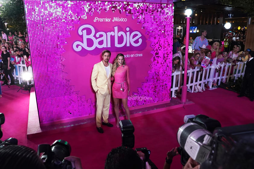 Con casi una hora de retraso, Margot Robbie, Ryan Gosling y America Ferrera llegaron a la alfombra rosa del estreno de 'Barbie', cinta que protagonizan y que llegará a las salas de cine el próximo 20 de julio.