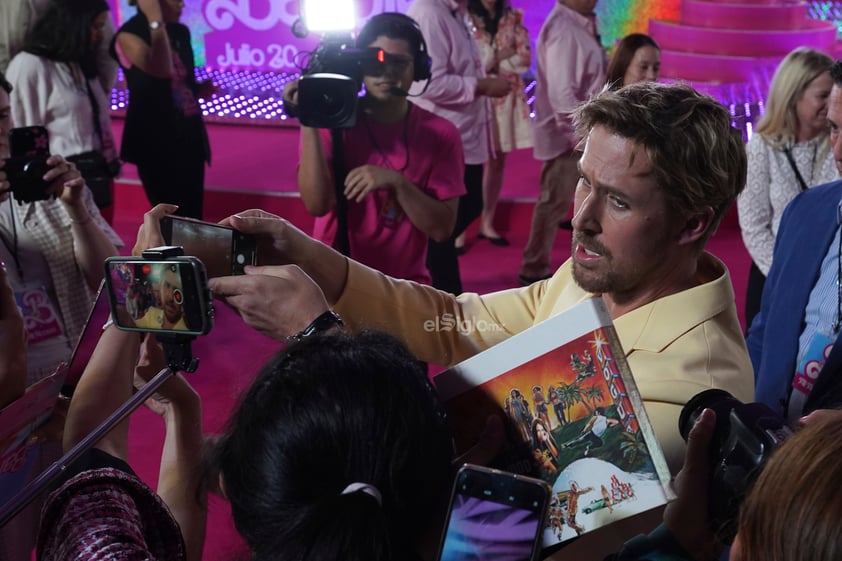 Con casi una hora de retraso, Margot Robbie, Ryan Gosling y America Ferrera llegaron a la alfombra rosa del estreno de 'Barbie', cinta que protagonizan y que llegará a las salas de cine el próximo 20 de julio.