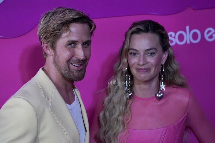 Con casi una hora de retraso, Margot Robbie, Ryan Gosling y America Ferrera llegaron a la alfombra rosa del estreno de 'Barbie', cinta que protagonizan y que llegará a las salas de cine el próximo 20 de julio.