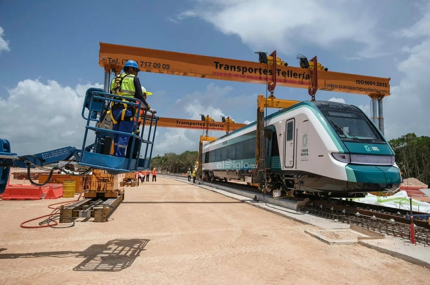 El pasado sábado, el presidente Andrés Manuel López Obrador presentó el primer vagón del Tren Maya en llegar a Cancún, Quintana Roo. Junto a la gobernadora Mara Lezama, difundieron las primeras imágenes del convoy que pertenecería a la línea 'Xiinbal'.