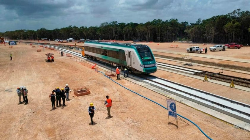 El pasado sábado, el presidente Andrés Manuel López Obrador presentó el primer vagón del Tren Maya en llegar a Cancún, Quintana Roo. Junto a la gobernadora Mara Lezama, difundieron las primeras imágenes del convoy que pertenecería a la línea 'Xiinbal'.