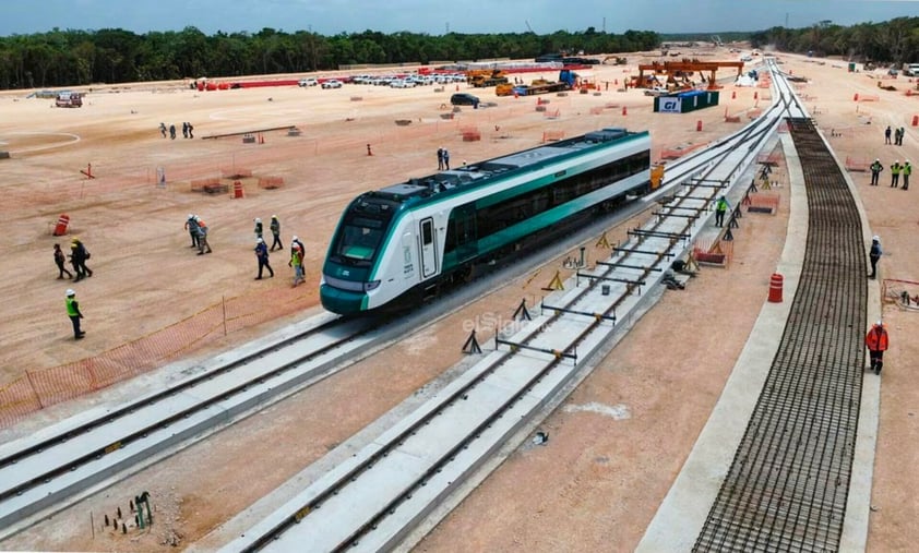 El pasado sábado, el presidente Andrés Manuel López Obrador presentó el primer vagón del Tren Maya en llegar a Cancún, Quintana Roo. Junto a la gobernadora Mara Lezama, difundieron las primeras imágenes del convoy que pertenecería a la línea 'Xiinbal'.