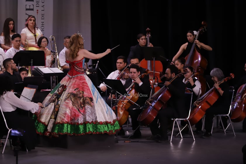 Con un concierto gratuito para todos los duranguenses, la Orquesta Sinfónica Cesaretti celebró los 460 años de la fundación de la ciudad en uno de los lugares más emblemáticos e importantes de Durango, el Teatro Ricardo Castro