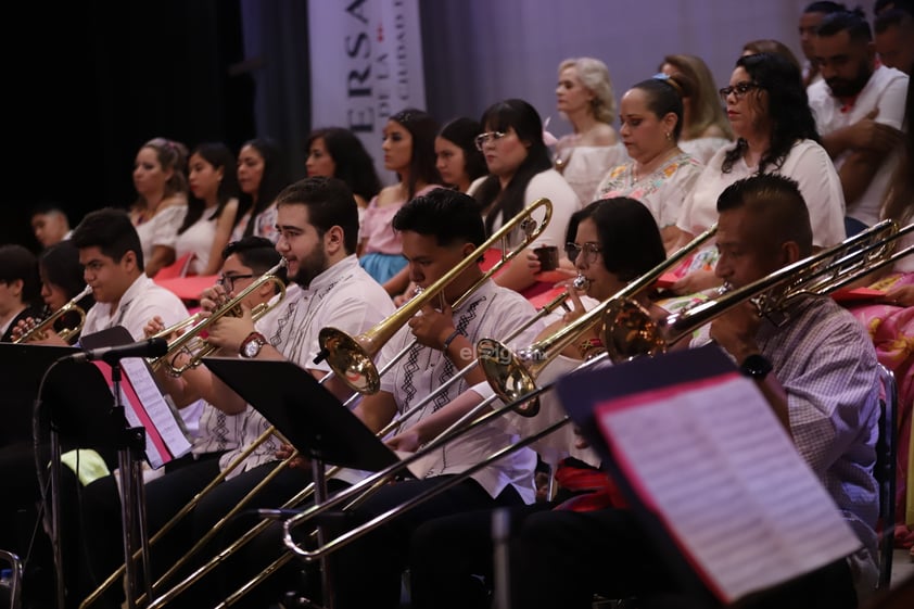 Con un concierto gratuito para todos los duranguenses, la Orquesta Sinfónica Cesaretti celebró los 460 años de la fundación de la ciudad en uno de los lugares más emblemáticos e importantes de Durango, el Teatro Ricardo Castro