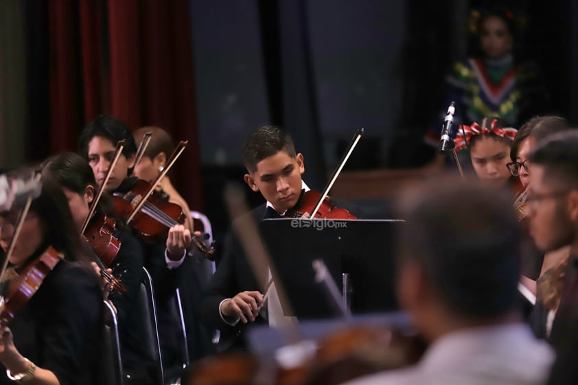 Con un concierto gratuito para todos los duranguenses, la Orquesta Sinfónica Cesaretti celebró los 460 años de la fundación de la ciudad en uno de los lugares más emblemáticos e importantes de Durango, el Teatro Ricardo Castro