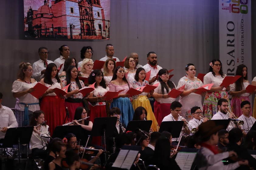 Con un concierto gratuito para todos los duranguenses, la Orquesta Sinfónica Cesaretti celebró los 460 años de la fundación de la ciudad en uno de los lugares más emblemáticos e importantes de Durango, el Teatro Ricardo Castro