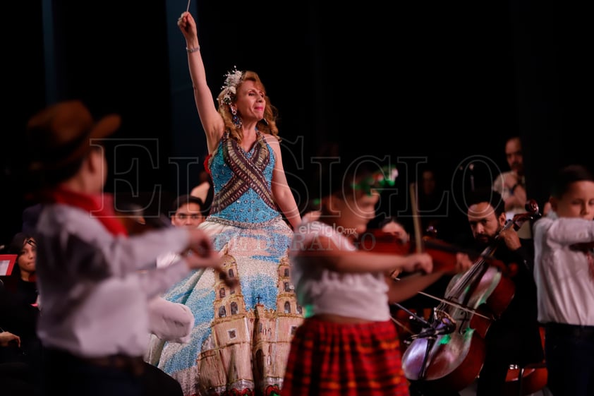 Con un concierto gratuito para todos los duranguenses, la Orquesta Sinfónica Cesaretti celebró los 460 años de la fundación de la ciudad en uno de los lugares más emblemáticos e importantes de Durango, el Teatro Ricardo Castro