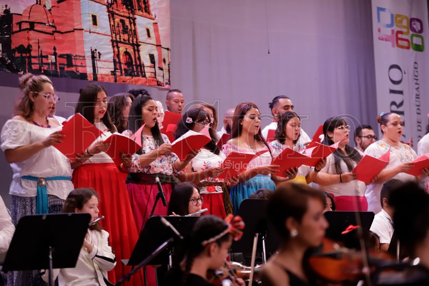 Con un concierto gratuito para todos los duranguenses, la Orquesta Sinfónica Cesaretti celebró los 460 años de la fundación de la ciudad en uno de los lugares más emblemáticos e importantes de Durango, el Teatro Ricardo Castro