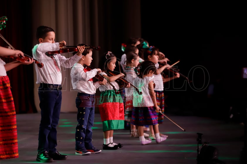 Con un concierto gratuito para todos los duranguenses, la Orquesta Sinfónica Cesaretti celebró los 460 años de la fundación de la ciudad en uno de los lugares más emblemáticos e importantes de Durango, el Teatro Ricardo Castro