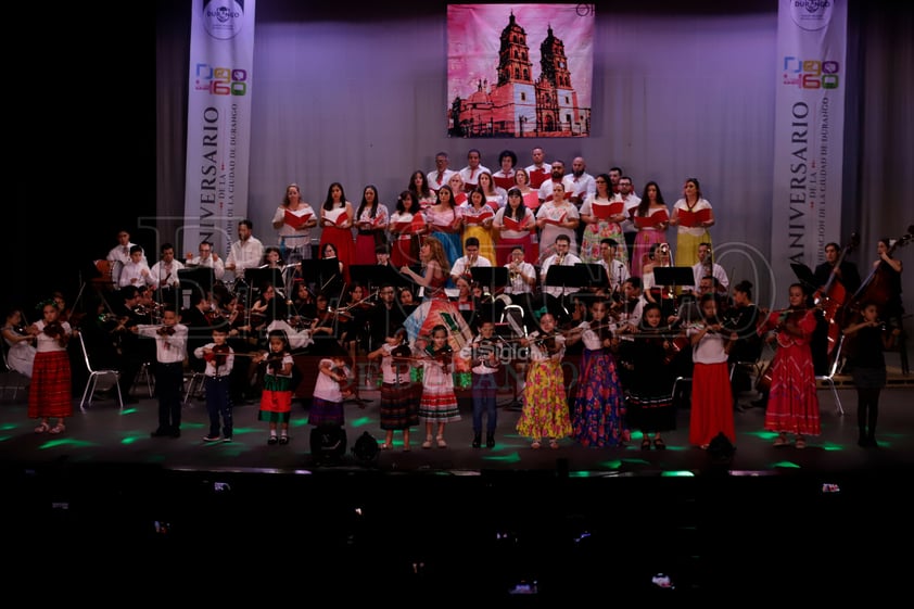 Con un concierto gratuito para todos los duranguenses, la Orquesta Sinfónica Cesaretti celebró los 460 años de la fundación de la ciudad en uno de los lugares más emblemáticos e importantes de Durango, el Teatro Ricardo Castro