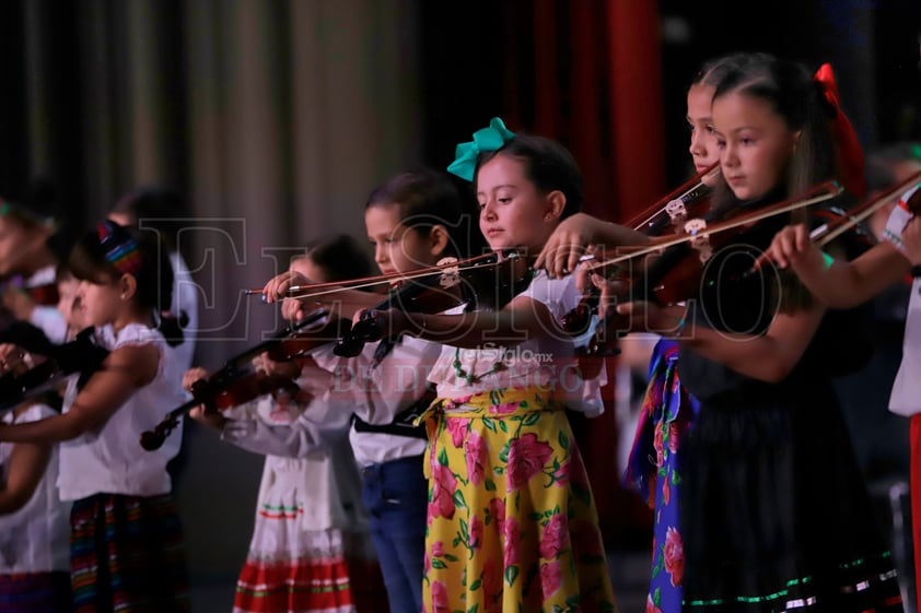 Con un concierto gratuito para todos los duranguenses, la Orquesta Sinfónica Cesaretti celebró los 460 años de la fundación de la ciudad en uno de los lugares más emblemáticos e importantes de Durango, el Teatro Ricardo Castro