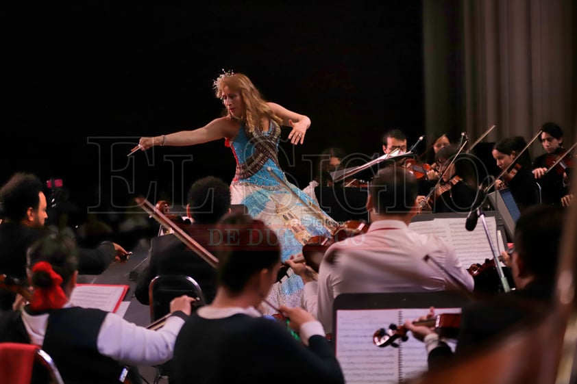 Con un concierto gratuito para todos los duranguenses, la Orquesta Sinfónica Cesaretti celebró los 460 años de la fundación de la ciudad en uno de los lugares más emblemáticos e importantes de Durango, el Teatro Ricardo Castro