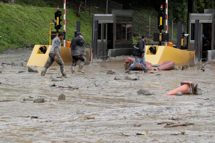 La cifra de muertos por una avalancha de barro y agua ocurrida en la localidad de Quetame, en el departamento colombiano de Cundinamarca (centro), ascendió a 14, además de 6 heridos y varios desaparecidos, informó este martes el gobernador de esa región, Nicolás García.