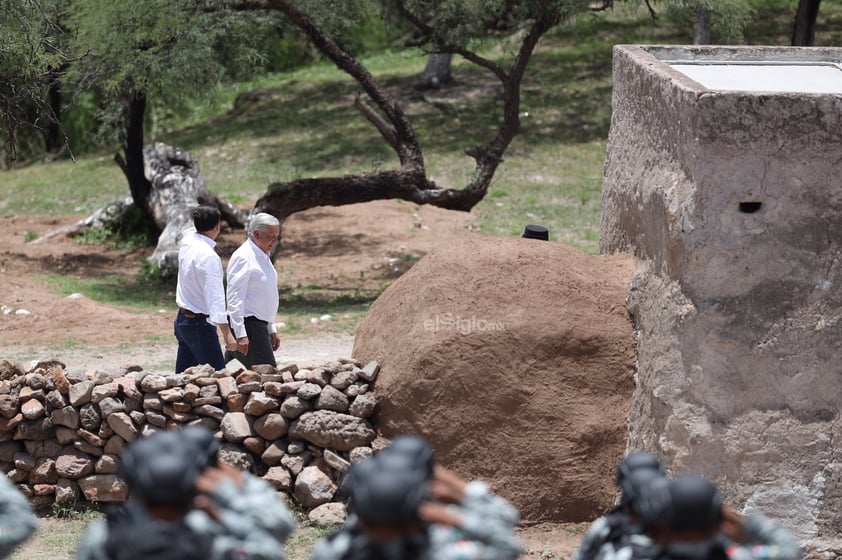 Acompañado por el gobernador Esteban Villegas, puso una ofrenda floral y montó una guardia de honor al pie de la estatua de José Doroteo Arango Arámbula.