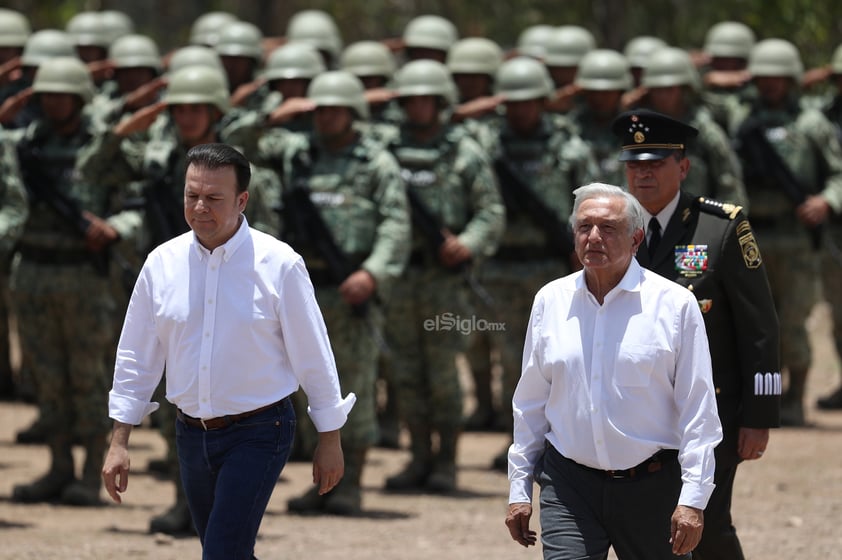 Acompañado por el gobernador Esteban Villegas, puso una ofrenda floral y montó una guardia de honor al pie de la estatua de José Doroteo Arango Arámbula.