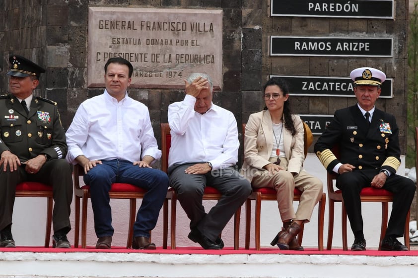 Acompañado por el gobernador Esteban Villegas, puso una ofrenda floral y montó una guardia de honor al pie de la estatua de José Doroteo Arango Arámbula.