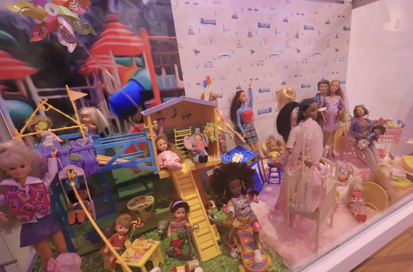 Un día, cuando visitaba el Museo de Historia y Arte Contemporáneo “El Palacio de los Gurza”, la maquilladora artística Paulina Haro tuvo la idea de prestar su colección personal de Barbies al recinto para presentarlas como una exposición.