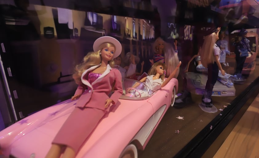 Un día, cuando visitaba el Museo de Historia y Arte Contemporáneo “El Palacio de los Gurza”, la maquilladora artística Paulina Haro tuvo la idea de prestar su colección personal de Barbies al recinto para presentarlas como una exposición.