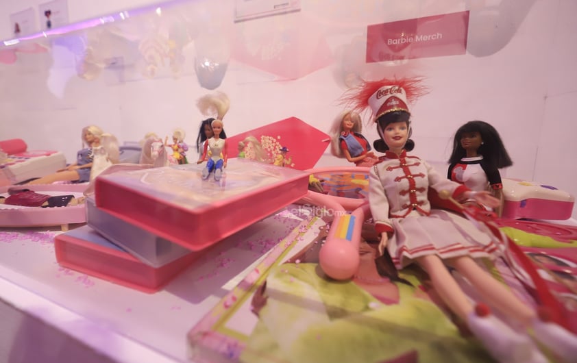 Un día, cuando visitaba el Museo de Historia y Arte Contemporáneo “El Palacio de los Gurza”, la maquilladora artística Paulina Haro tuvo la idea de prestar su colección personal de Barbies al recinto para presentarlas como una exposición.