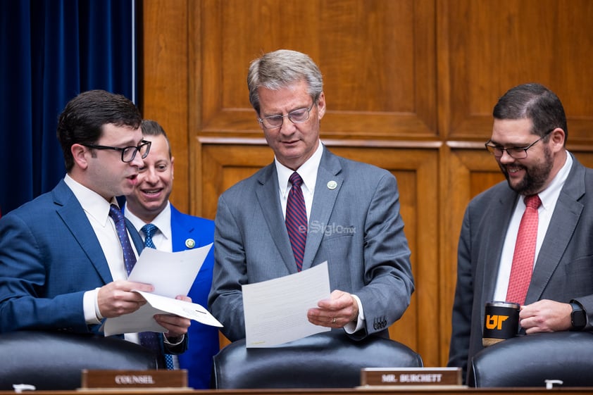 Un subcomité del Congreso de Estados Unidos pidió este miércoles al Gobierno que informe de los datos que tiene sobre objetos voladores no identificados tras escuchar la declaración de exmiembros del Ejército que aseguran haberlos visto y que también dicen que las autoridades guardan pruebas de ellos.