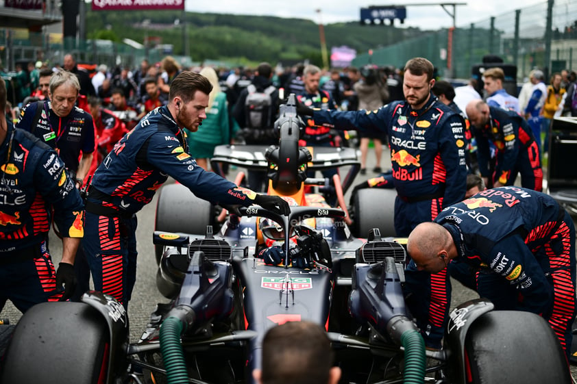 El neerlandés Max Verstappen fortaleció aún más su liderato en el Mundial de Fórmula Uno al encabezar un nuevo doblete de Red Bull junto a su compañero, el mexicano Sergio Pérez, en el Gran Premio de Bélgica, que se disputó este domingo en el circuito de Spa-Francorchamps; donde el doble campeón mundial español Fernando Alonso (Aston Martin) acabó quinto.