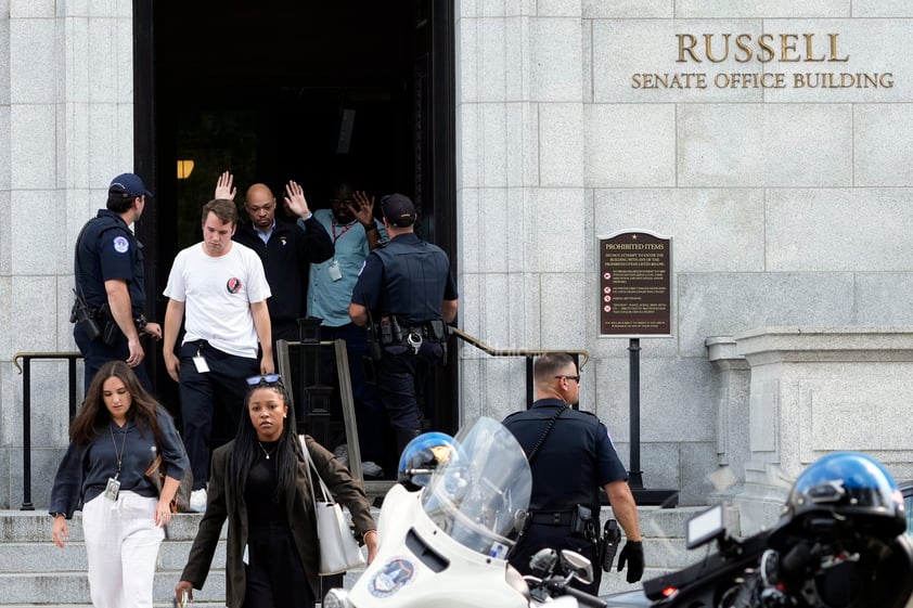 Las oficinas del Senado de Estados Unidos se preparan para volver a la normalidad tras una falsa alarma de tiroteo en sus inmediaciones, informó este miércoles la Policía del Capitolio en un comunicado.