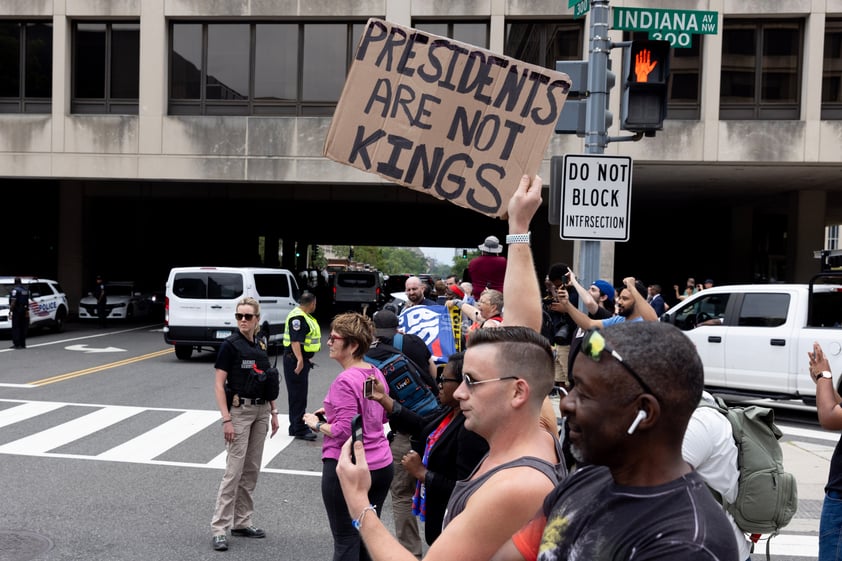 El expresidente de Estados Unidos Donald Trump (2017-2021) afirmó este jueves que lo que le está pasando es una persecución política, tras haber comparecido ante un tribunal de Washington DC para la lectura de cargos contra él.