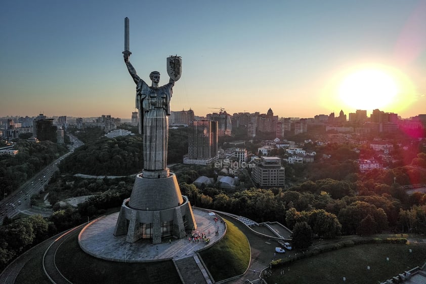 Los trabajadores se preparan para instalar el escudo de armas de Ucrania en el Monumento a la Patria del museo de la Segunda Guerra Mundial en Kiev, Ucrania, el 5 de agosto de 2023. El escudo de armas de Ucrania reemplaza a los de la era soviética instalados anteriormente y estará en su lugar el Día de la Independencia, que Ucrania marca el 24 de agosto de 2023.