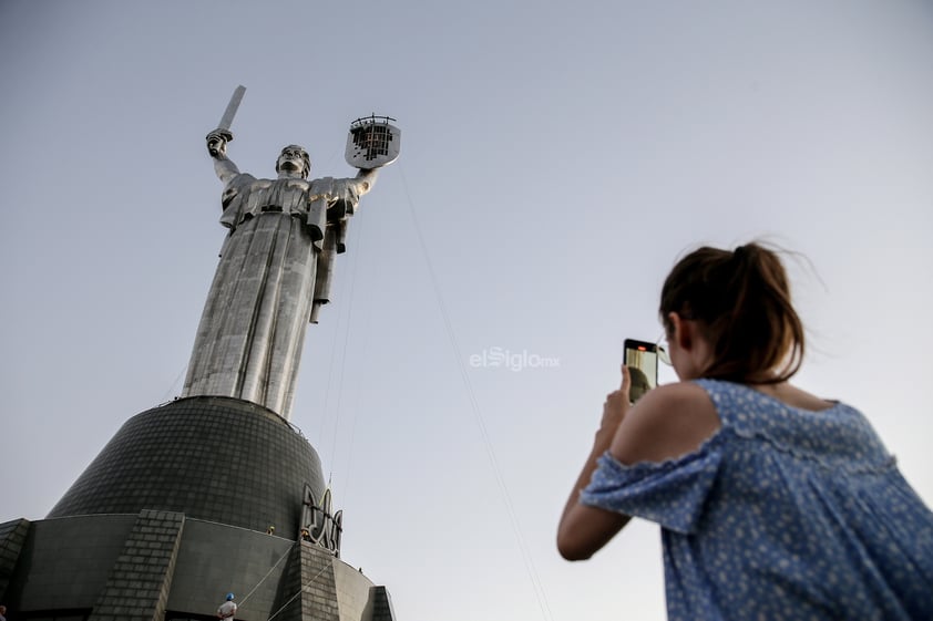 Los trabajadores se preparan para instalar el escudo de armas de Ucrania en el Monumento a la Patria del museo de la Segunda Guerra Mundial en Kiev, Ucrania, el 5 de agosto de 2023. El escudo de armas de Ucrania reemplaza a los de la era soviética instalados anteriormente y estará en su lugar el Día de la Independencia, que Ucrania marca el 24 de agosto de 2023.