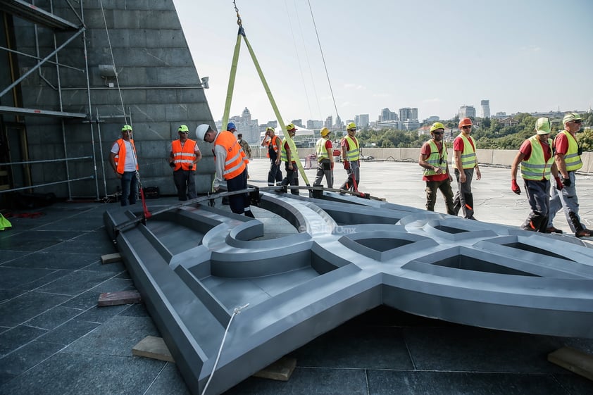 Los trabajadores se preparan para instalar el escudo de armas de Ucrania en el Monumento a la Patria del museo de la Segunda Guerra Mundial en Kiev, Ucrania, el 5 de agosto de 2023. El escudo de armas de Ucrania reemplaza a los de la era soviética instalados anteriormente y estará en su lugar el Día de la Independencia, que Ucrania marca el 24 de agosto de 2023.